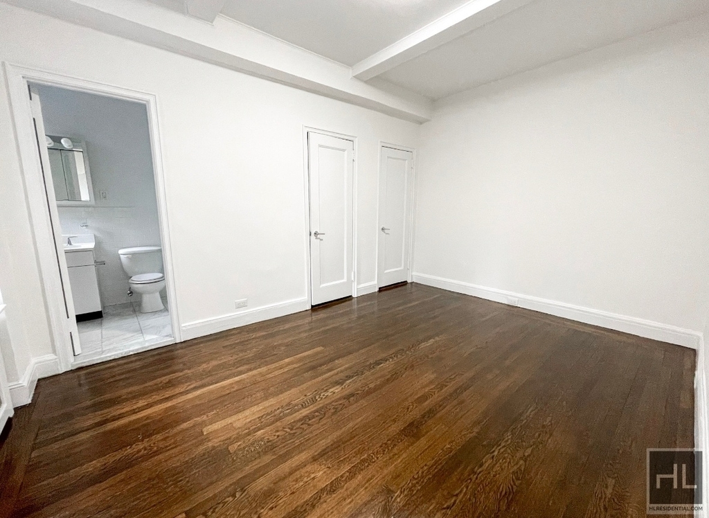 East 46 Street - Photo 1