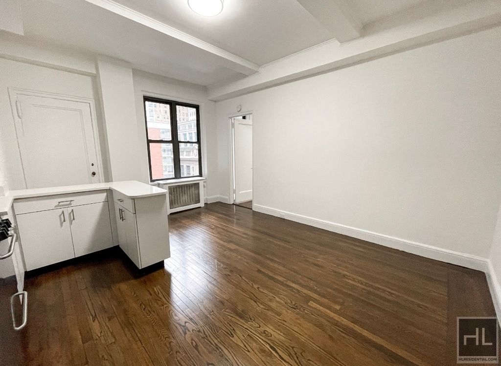 East 46 Street - Photo 3