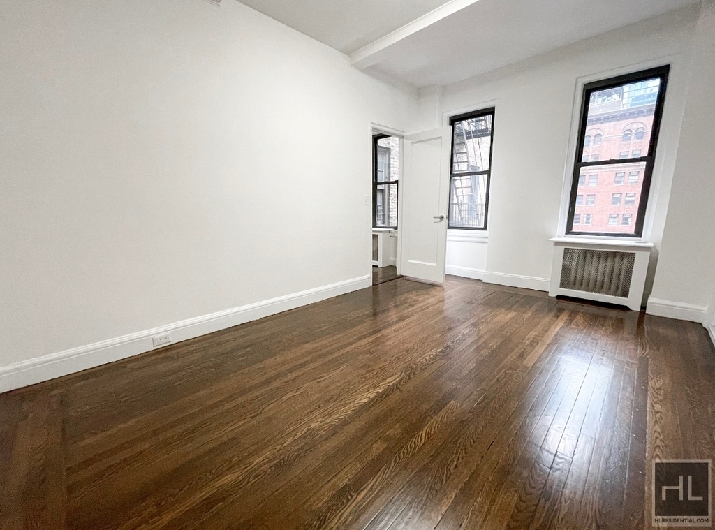 East 46 Street - Photo 2