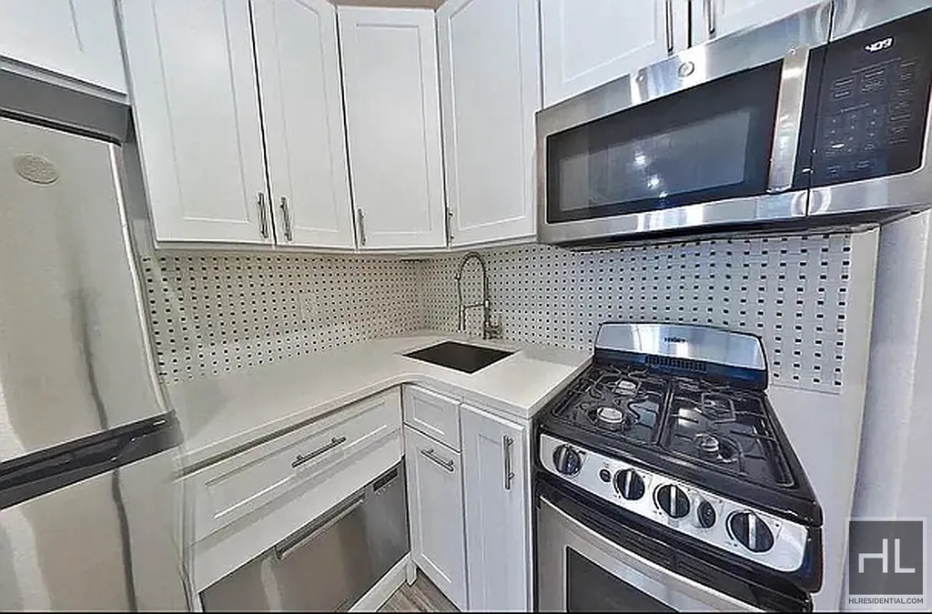 East 85th Street - Photo 2