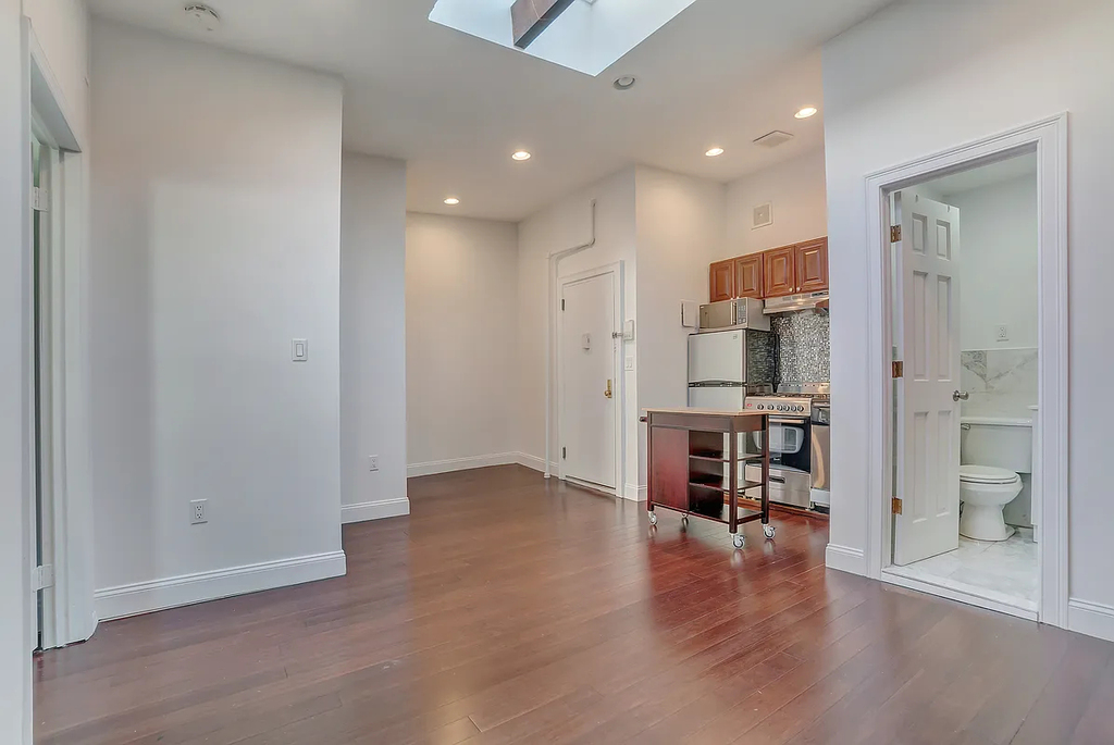 272 West 22nd Street - Photo 3