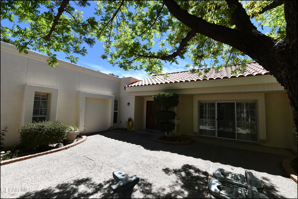1004 Los Jardines Circle - Photo 1