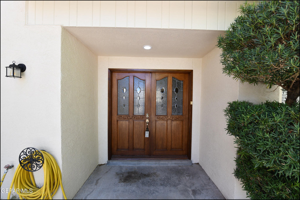 1004 Los Jardines Circle - Photo 2