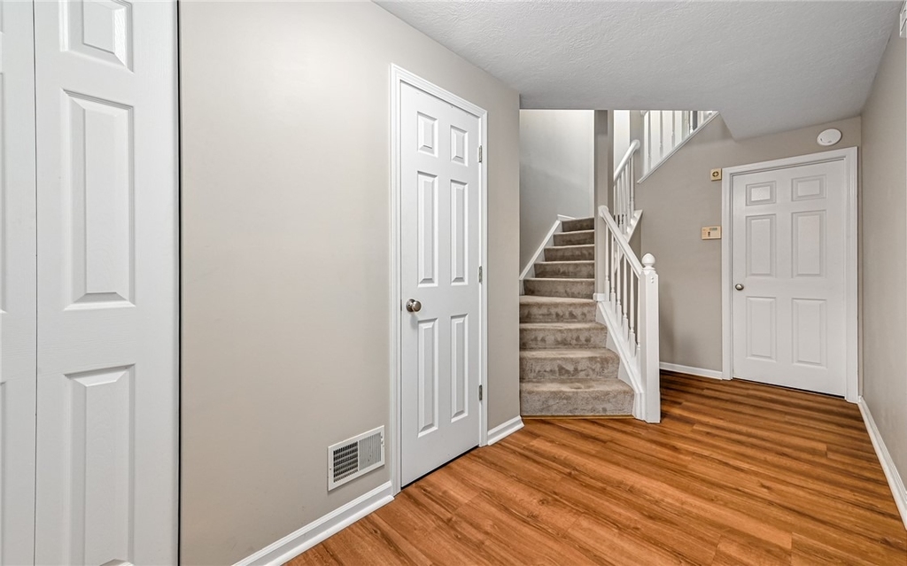 229 Hillvue Dr - Photo 1