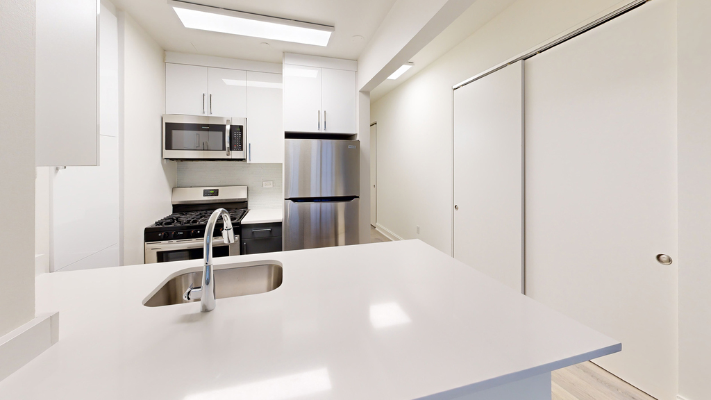 10 Hanover Square - Photo 1
