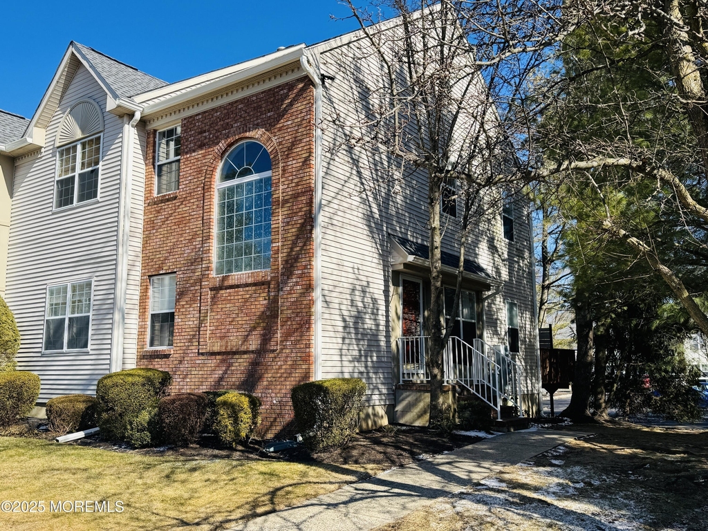 113 Richmond Court N - Photo 0