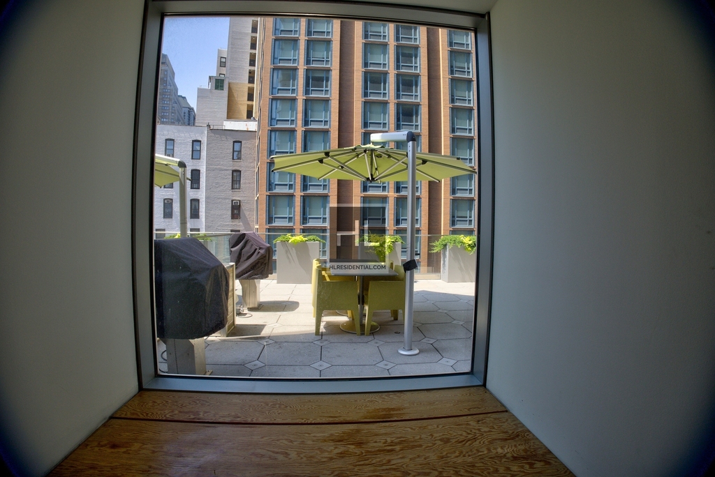 Spruce Street - Photo 2
