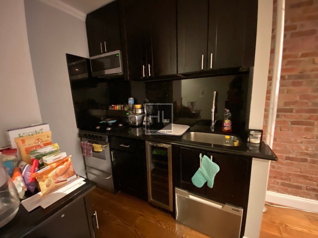 West 52 Street - Photo 3