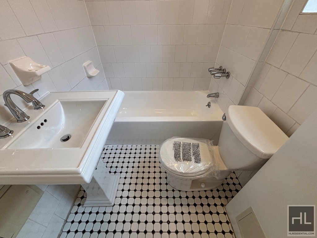 West 45 Street - Photo 4