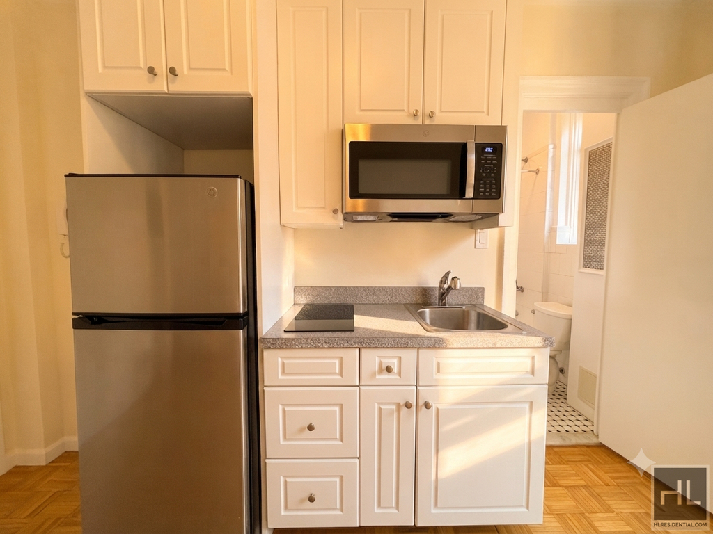 West 45 Street - Photo 1