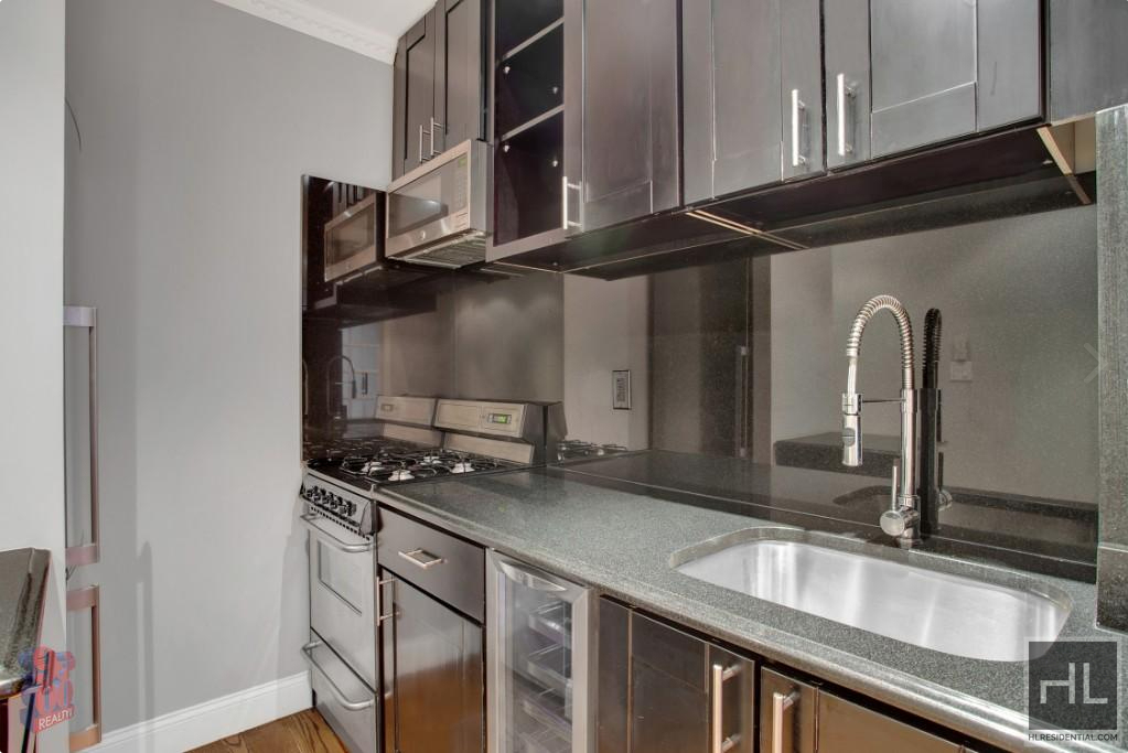 West 52 Street - Photo 1