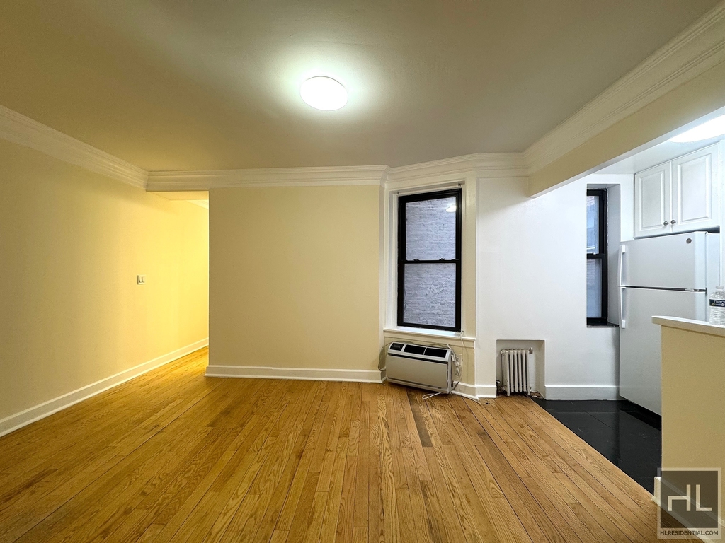 East 58 Street - Photo 2