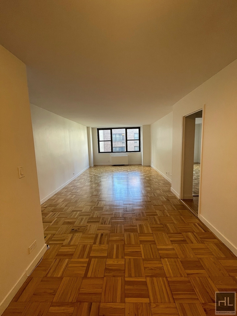 East 49 Street - Photo 0