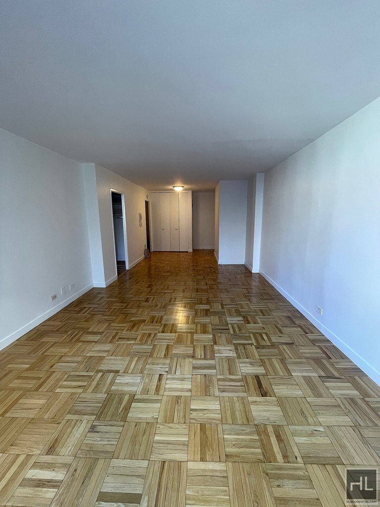 East 49 Street - Photo 1