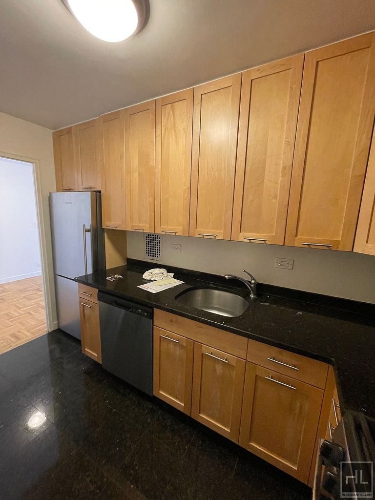 East 49 Street - Photo 8