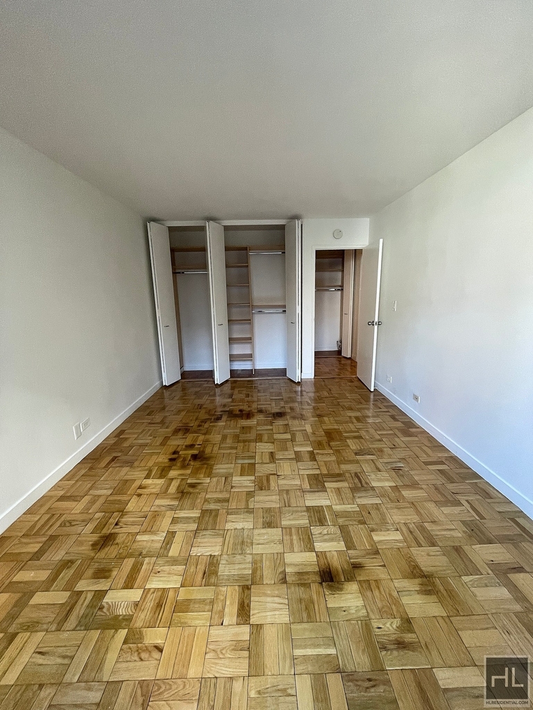 East 49 Street - Photo 4
