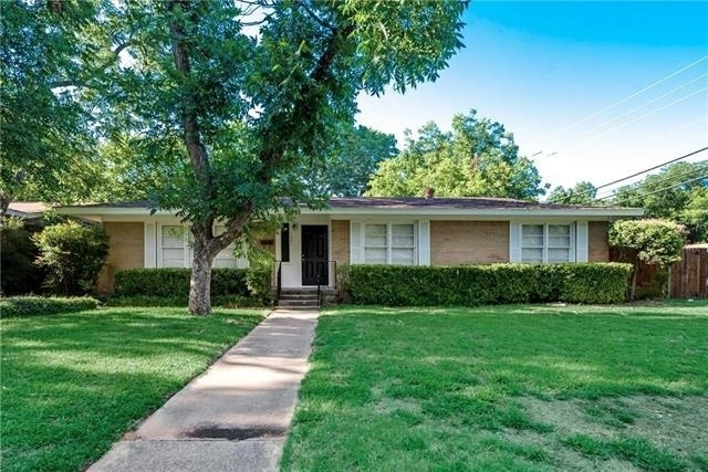 1601 Larkspur Drive - Photo 1
