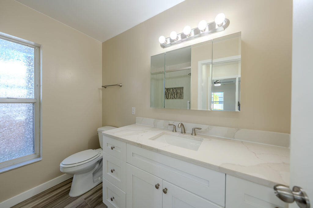 651 Se Degan Drive - Photo 18