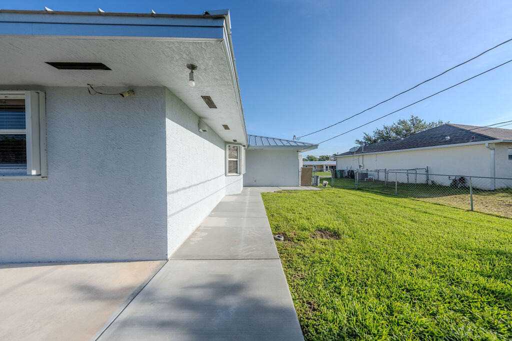 651 Se Degan Drive - Photo 28