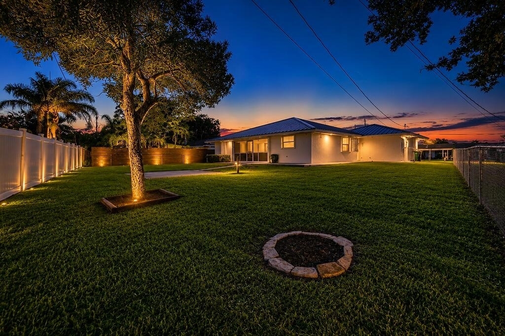 651 Se Degan Drive - Photo 2