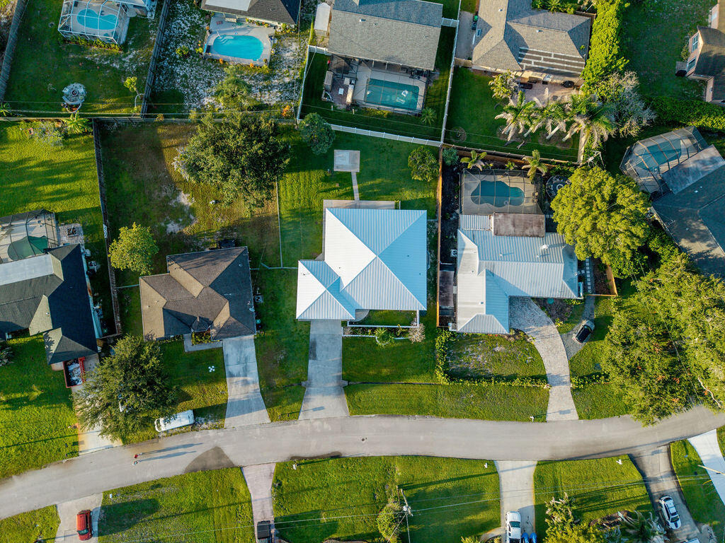 651 Se Degan Drive - Photo 35