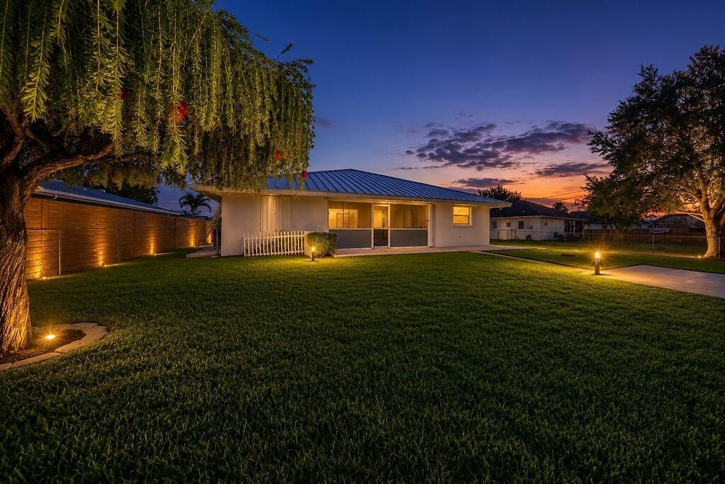 651 Se Degan Drive - Photo 3