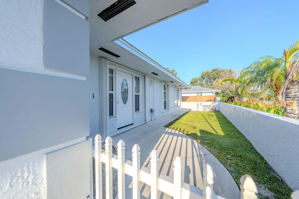651 Se Degan Drive - Photo 26