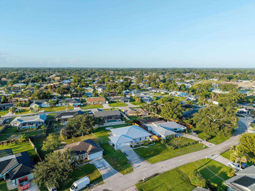 651 Se Degan Drive - Photo 34