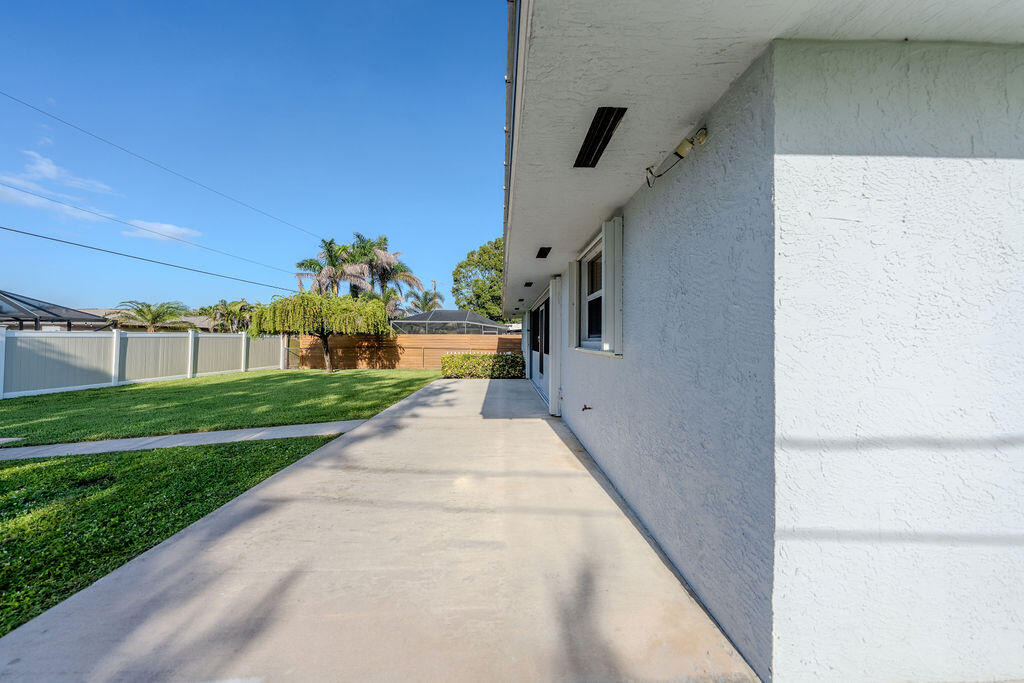 651 Se Degan Drive - Photo 29