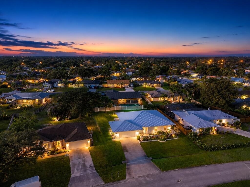 651 Se Degan Drive - Photo 4