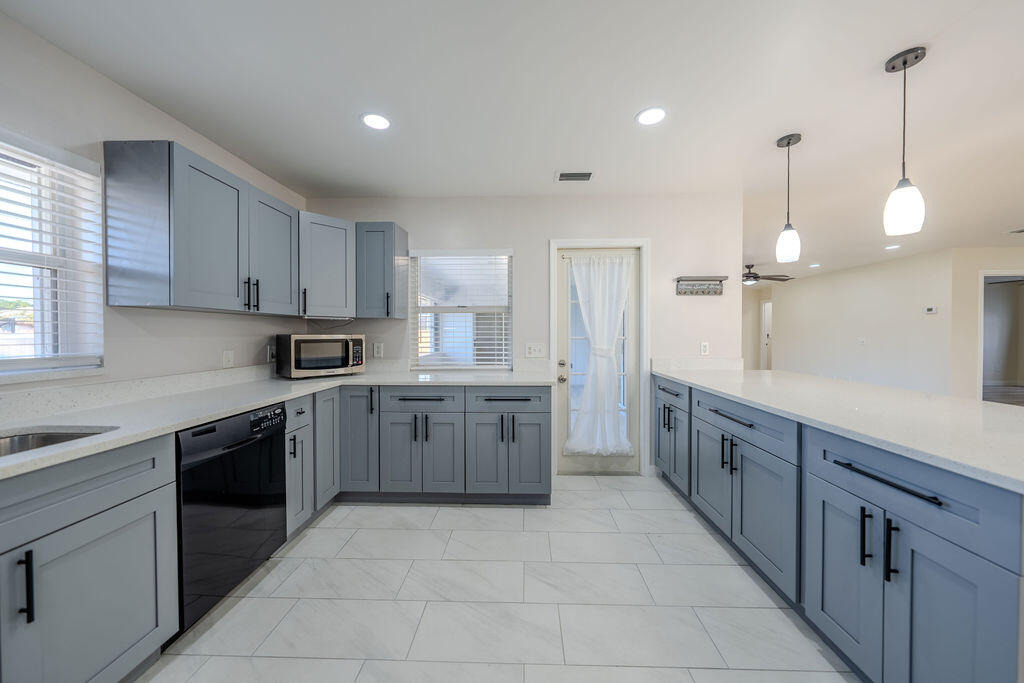 651 Se Degan Drive - Photo 11