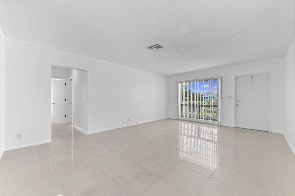 2755 Ne 28th Avenue - Photo 2
