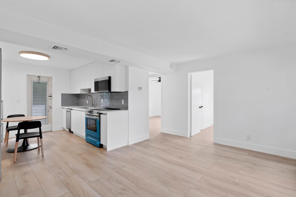 241 Ne 10th Street - Photo 1