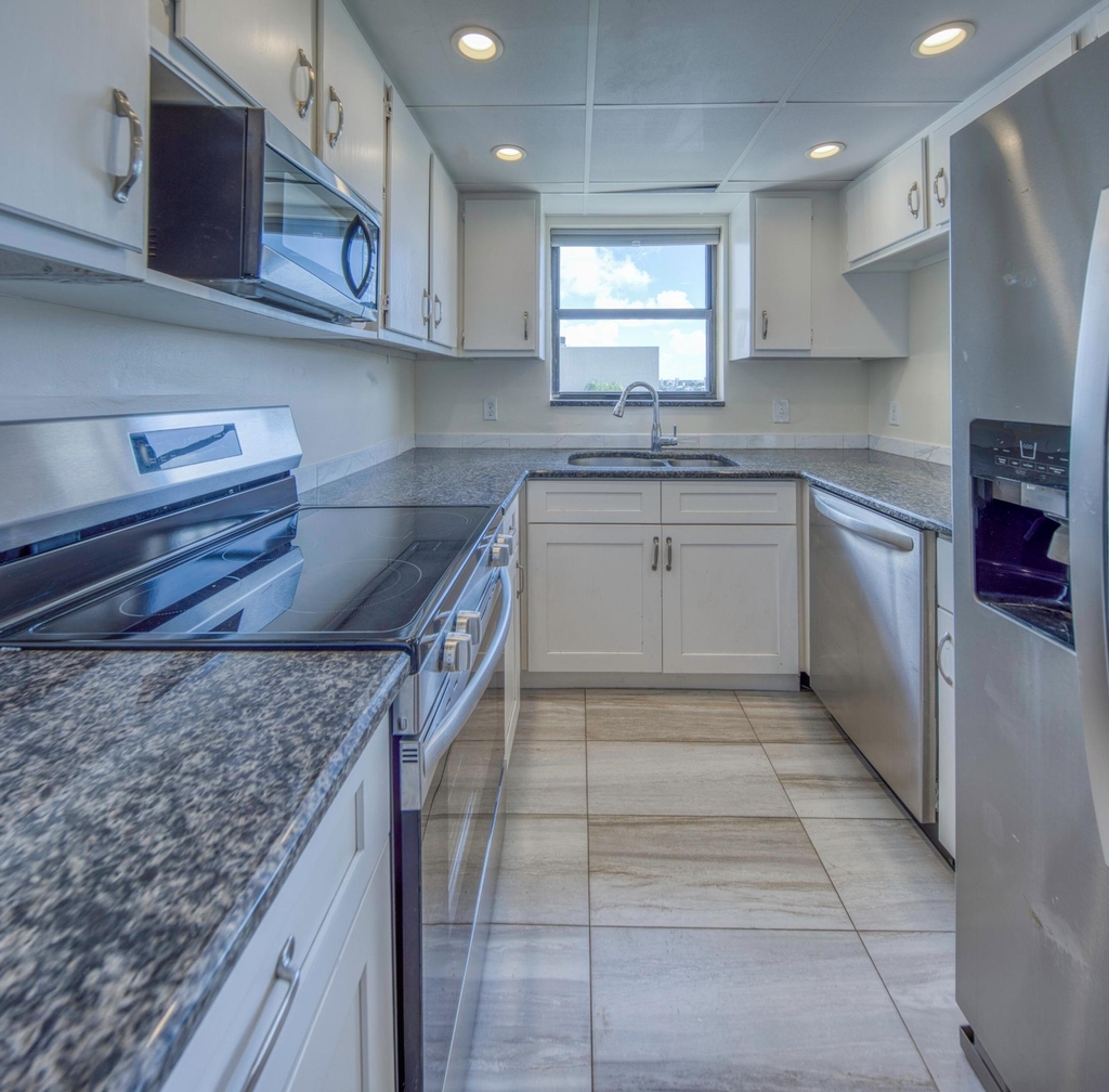890 N Federal Highway - Photo 16