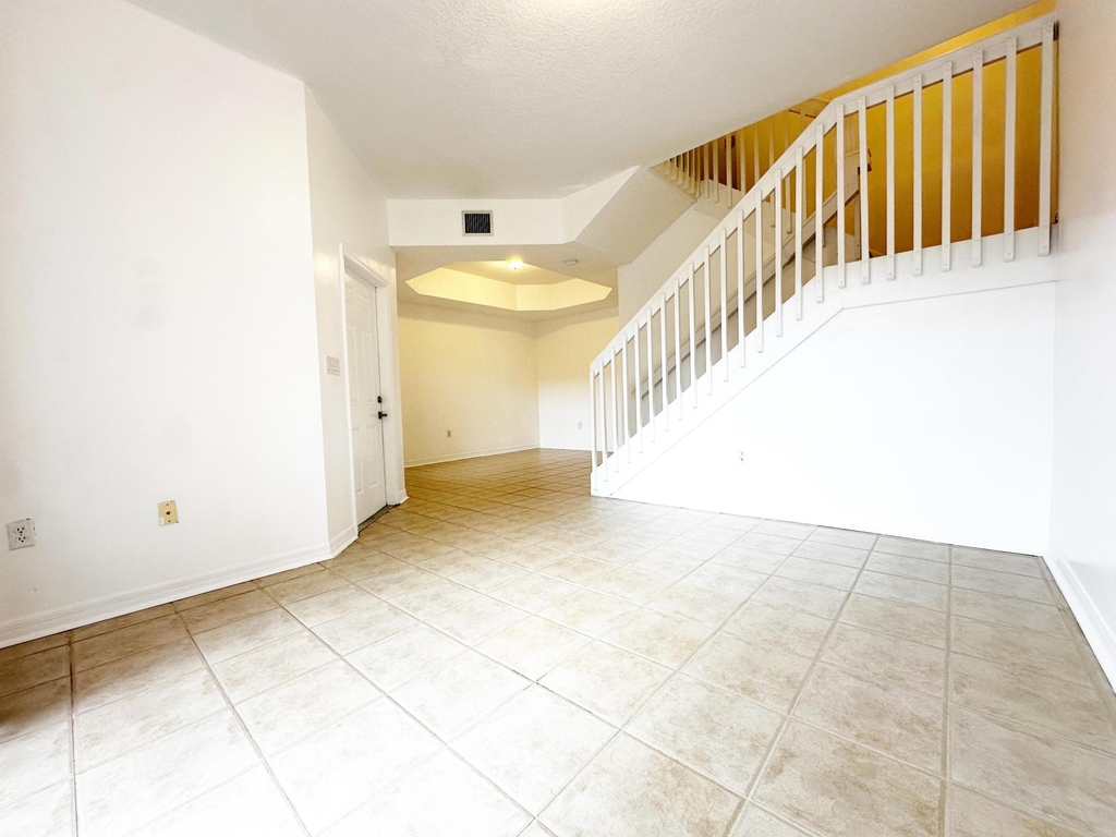 614 Sw 106th Avenue - Photo 1