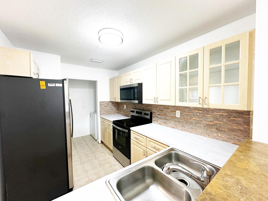 614 Sw 106th Avenue - Photo 2