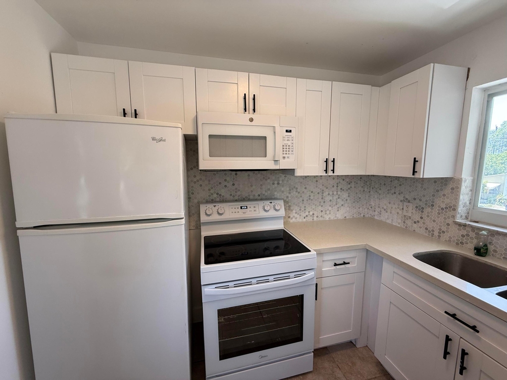 1859 Lincoln Street - Photo 2