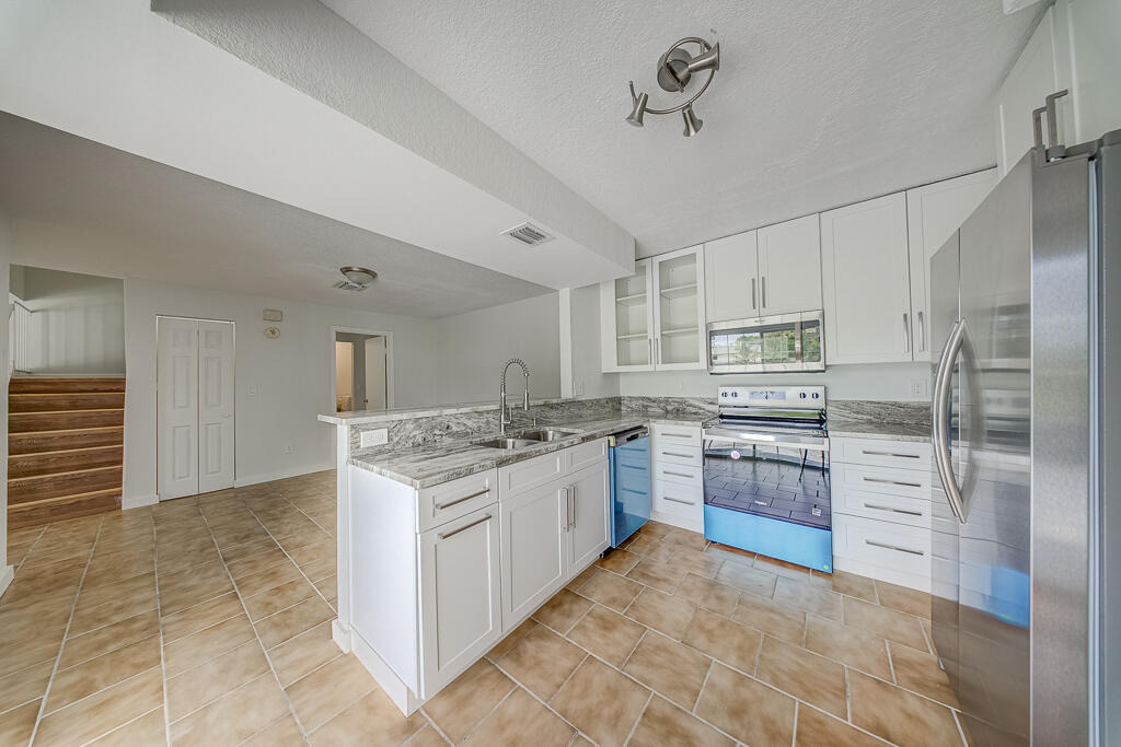 12037 Basin Street N - Photo 10