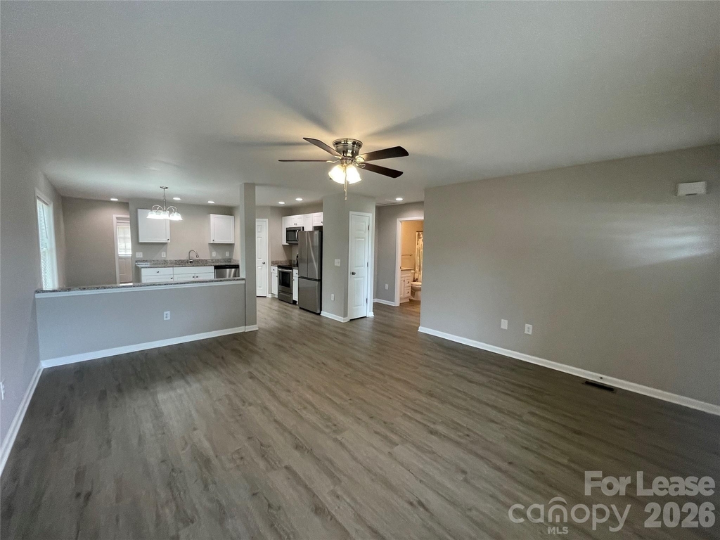 605 Frank Street - Photo 2