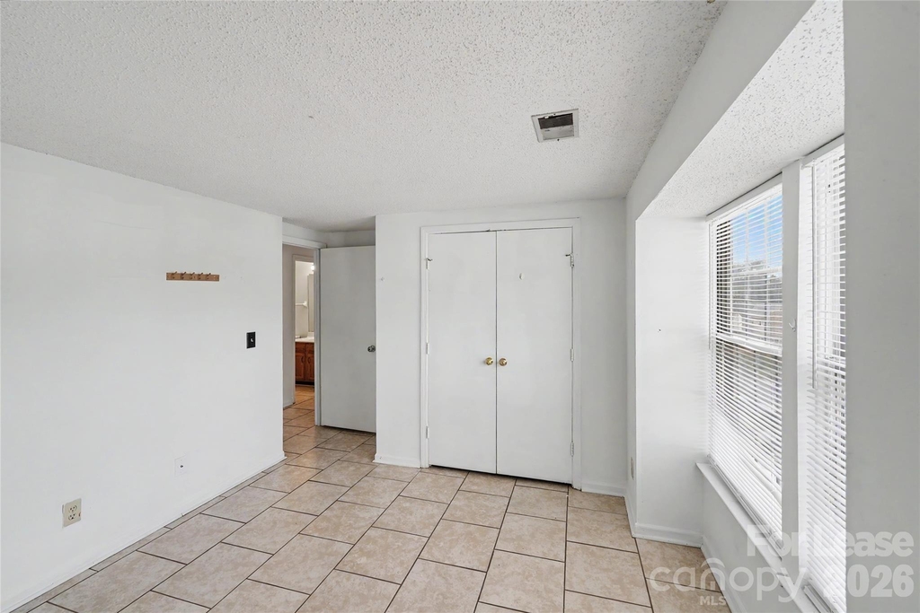 1624 Arlyn Circle - Photo 0