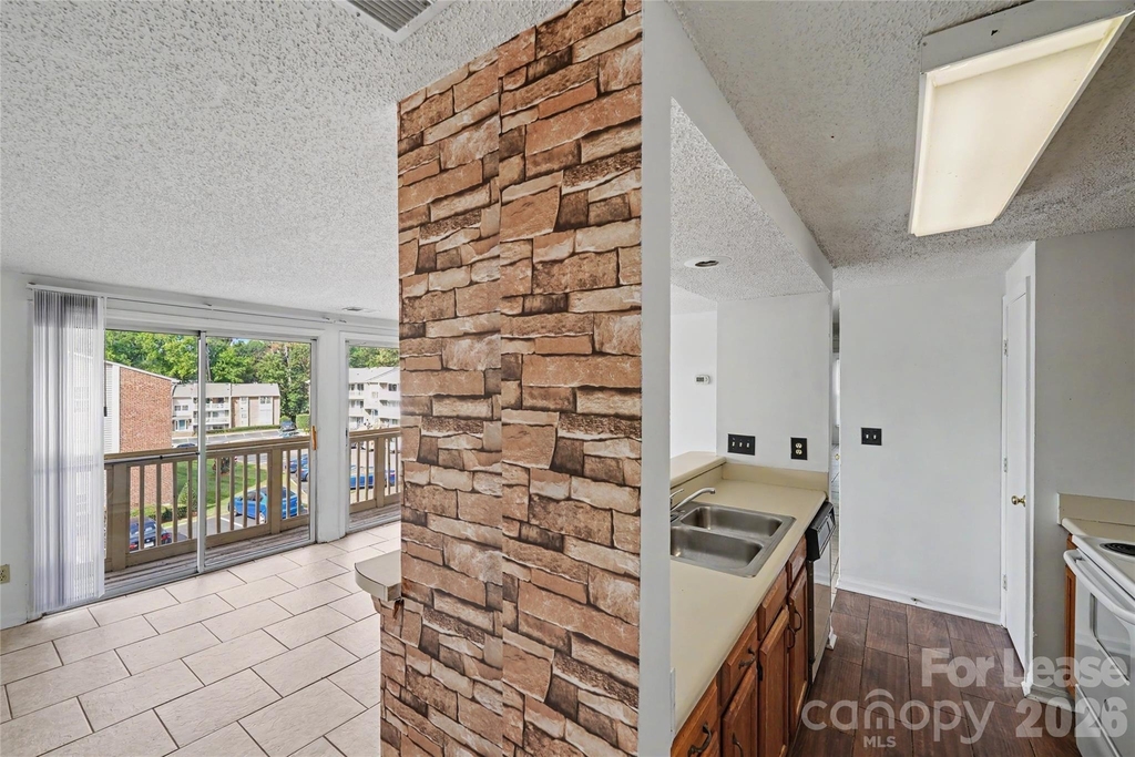 1624 Arlyn Circle - Photo 2