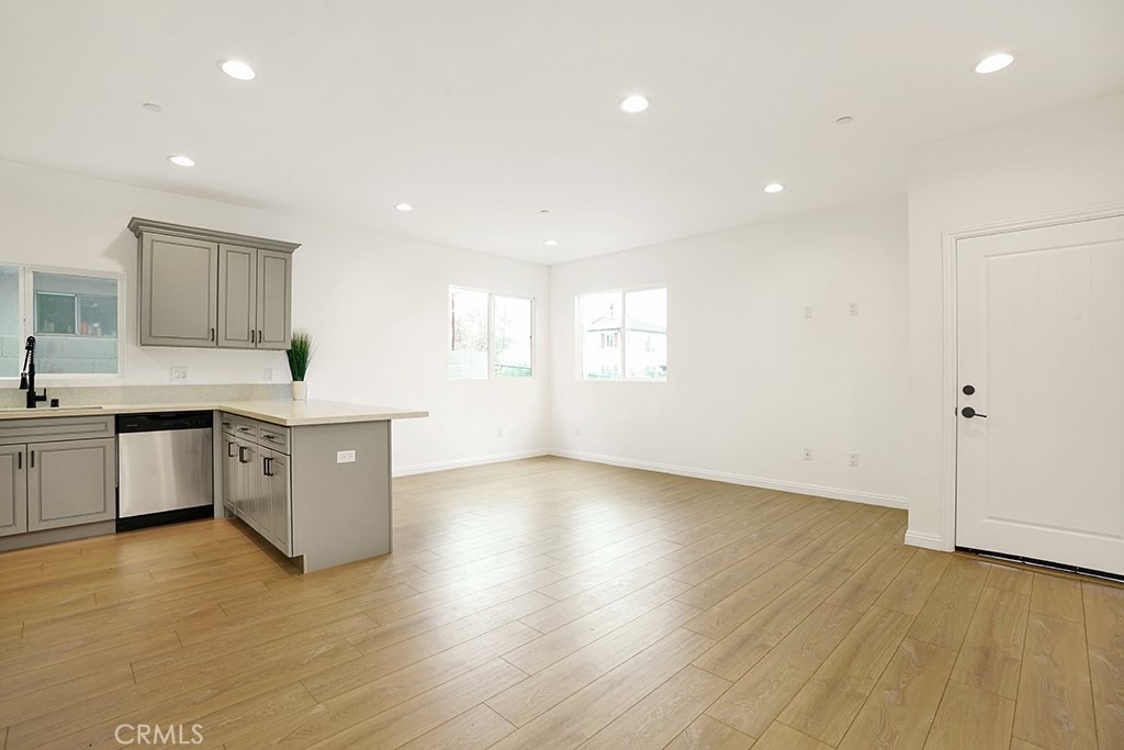 5729 Willow Crest Avenue - Photo 3