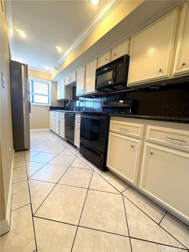 645 Balboa Avenue - Photo 4