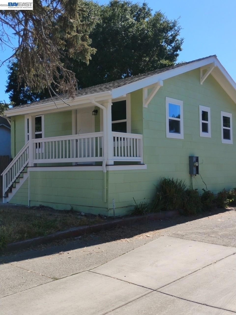 813 Butte St - Photo 0