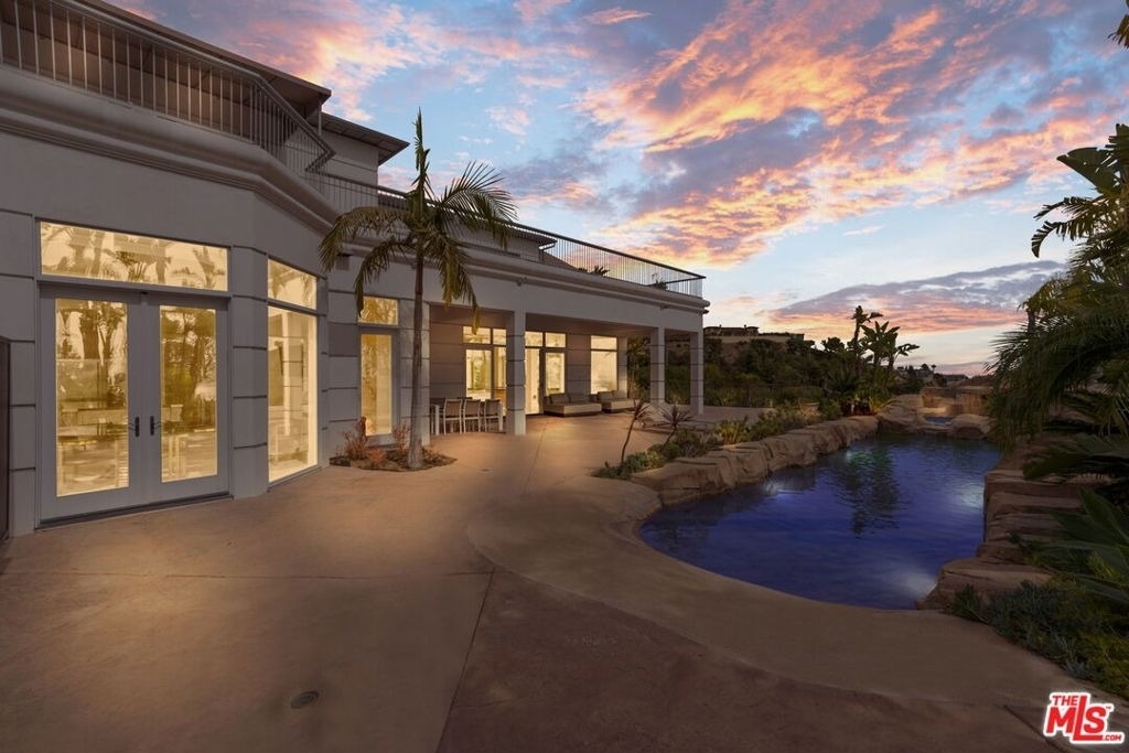 360 Trousdale Place - Photo 17