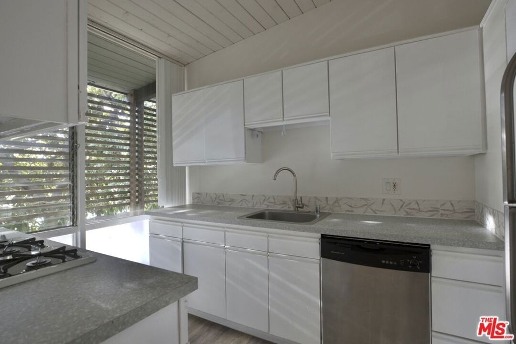 11133 Rose Avenue - Photo 5