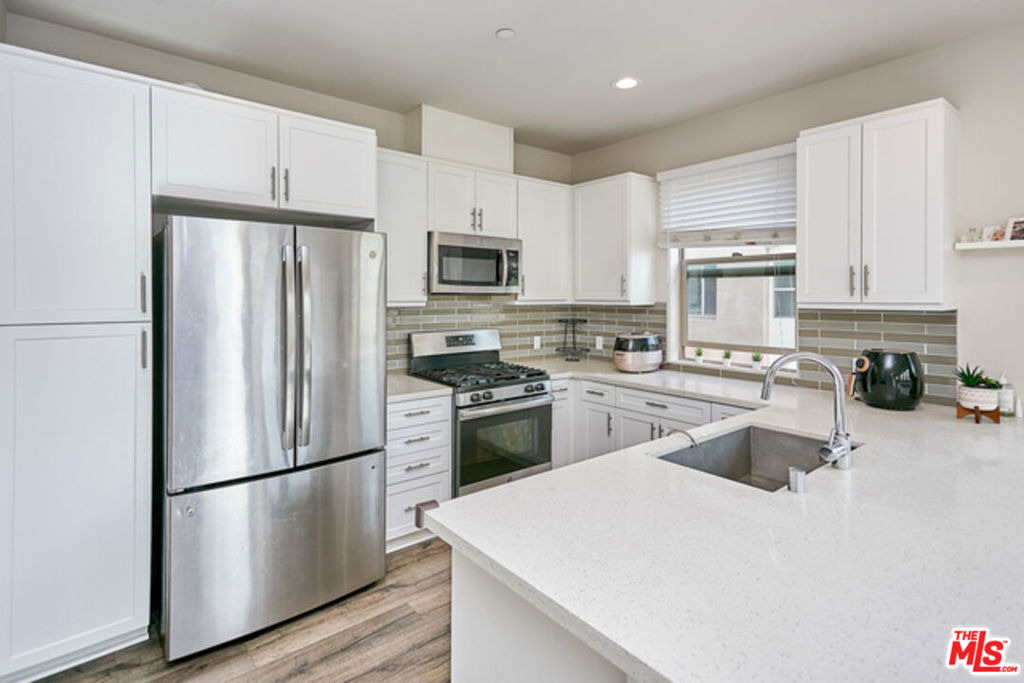 9831 Alburtis Avenue - Photo 19