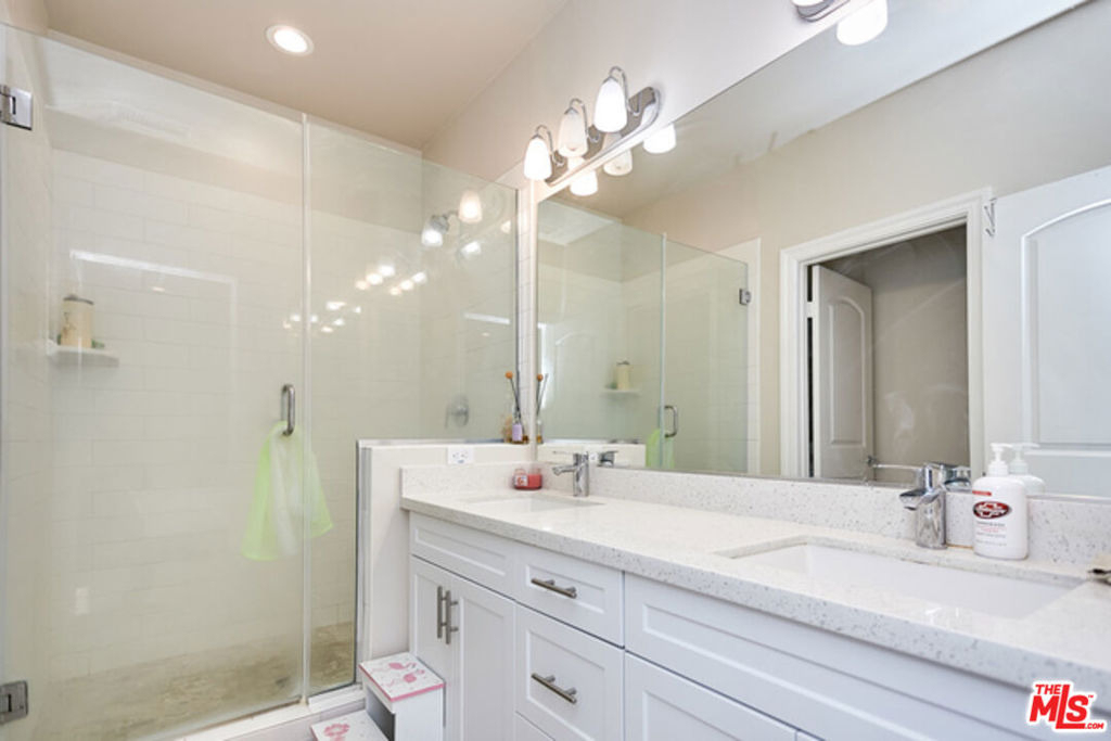 9831 Alburtis Avenue - Photo 33