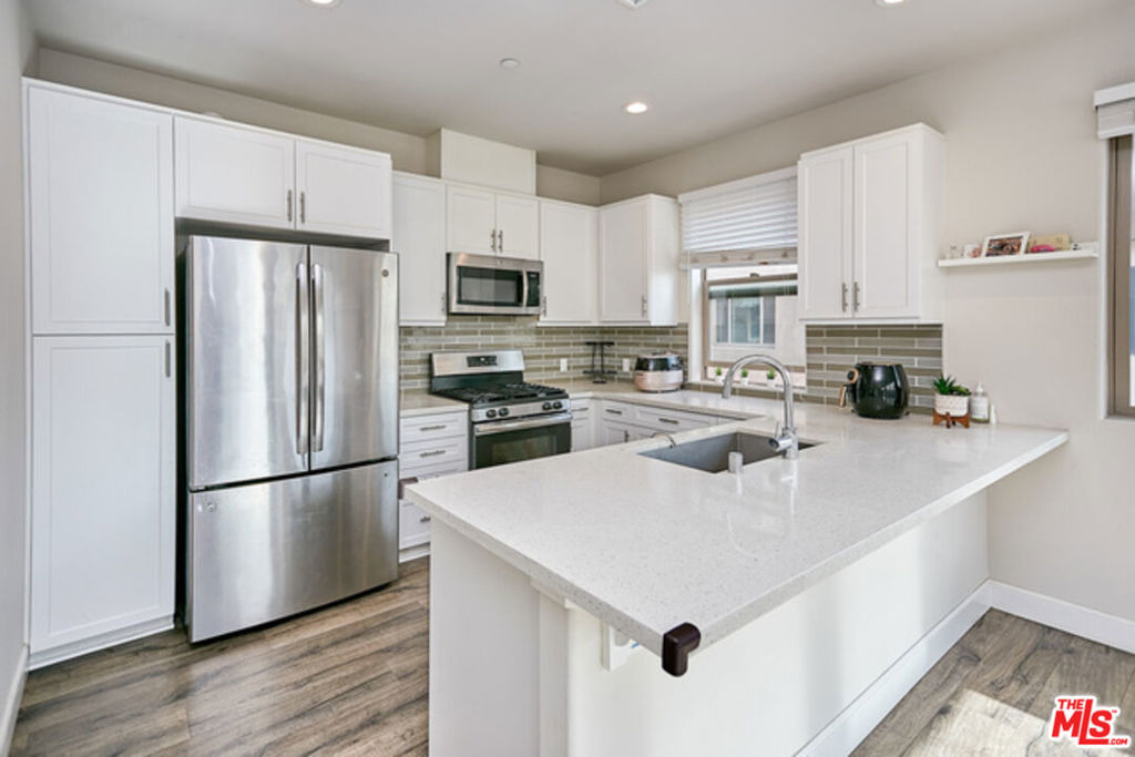 9831 Alburtis Avenue - Photo 16