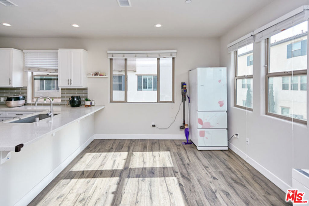 9831 Alburtis Avenue - Photo 15